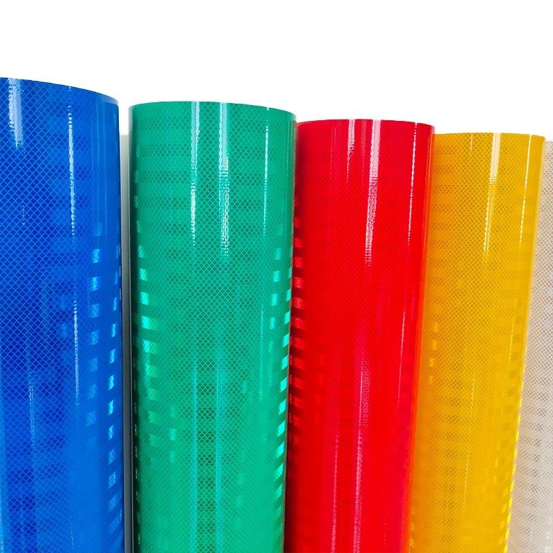 Mudah Untuk Menerapkan Bahan Tanda Jalan Prismatic Reflective Sheet Dengan Tahan Cuaca yang Luar Biasa 10 Tahun Kehidupan Kinerja