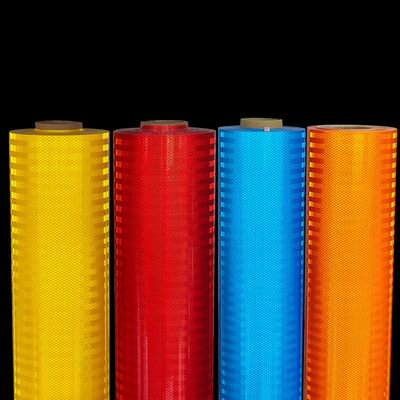 Harga yang bagus Lembaran Reflektif Mikroprismatic dengan Kepatuhan ASTM D4956 Tipe IV Daya Tahan Luar Ruangan 10 Tahun untuk Rambu Lalu Lintas on line